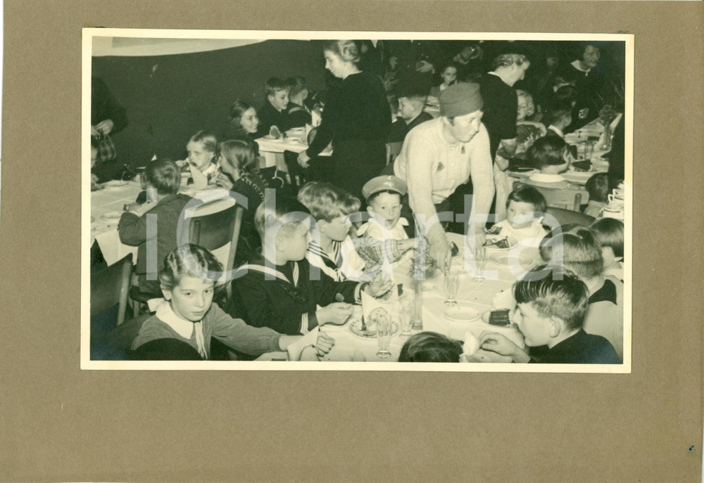 Fotografia d epoca originale 1938 WIEN AU Pranzo dei bambini a festa dei KRAMPUS 1