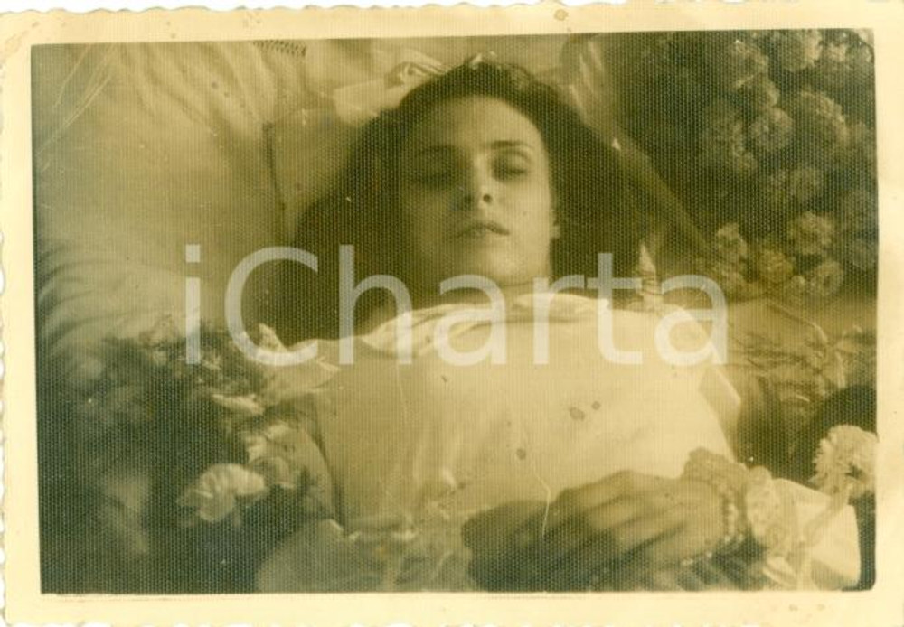 Fotografia d epoca originale 1940 circa Giovane ragazza sul letto POST MORTEM Foto 1