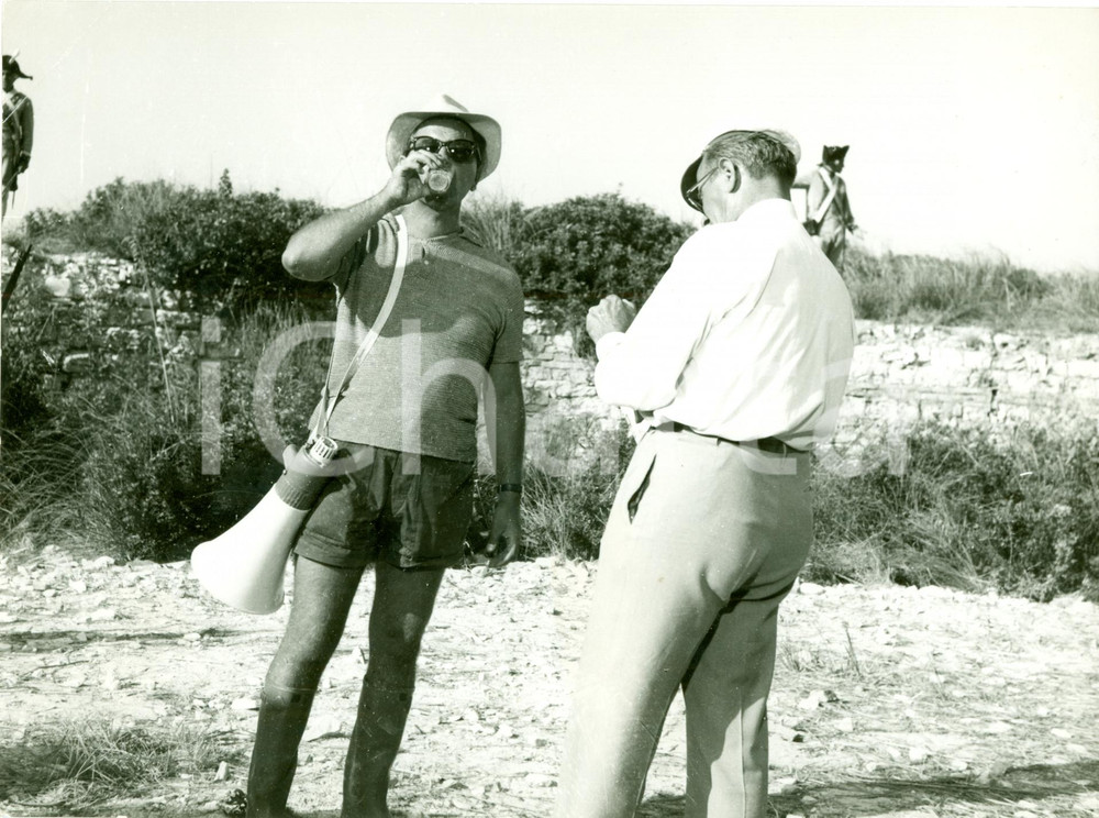 Fotografia d epoca originale 1962 LE PRIGIONIERE ISOLA DEL DIAVOLO Domenico PAOLELLA sul set Fotografia 1