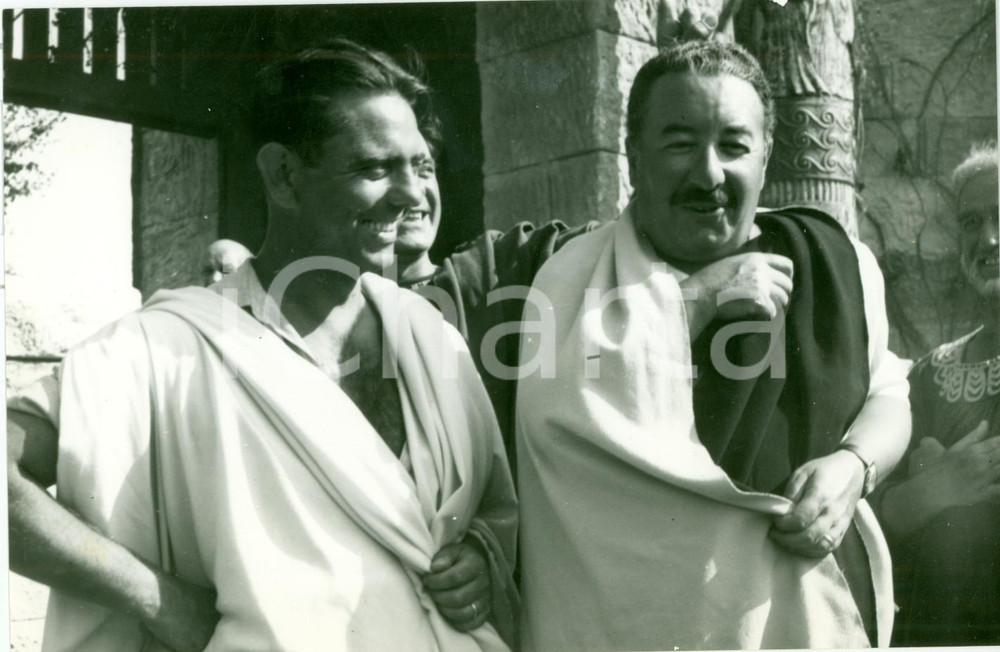 Fotografia d epoca originale 1952 LA REGINA DI SABA scherzi goliardici TROUPE indossa TOGA Foto dal set 1