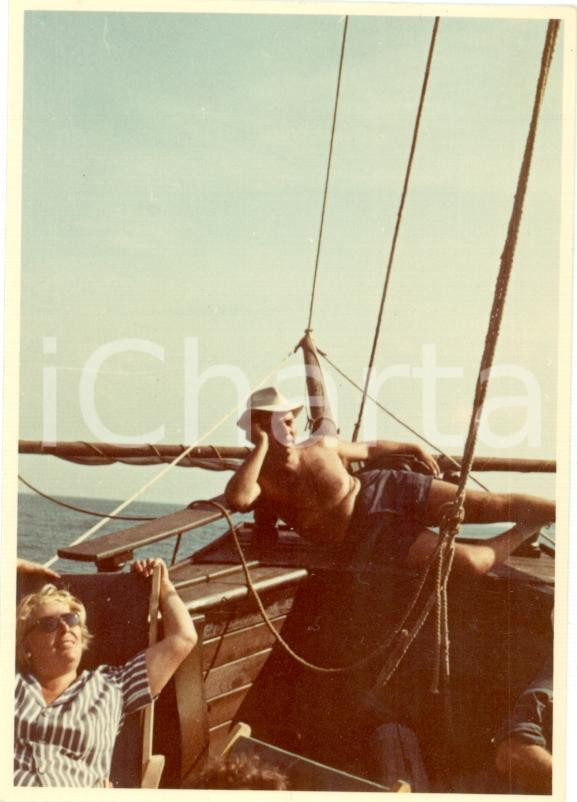 Fotografia d epoca originale 1962 LE PRIGIONIERE ISOLA DEL DIAVOLO Piero NUCCORINI in barca Fotografia 1