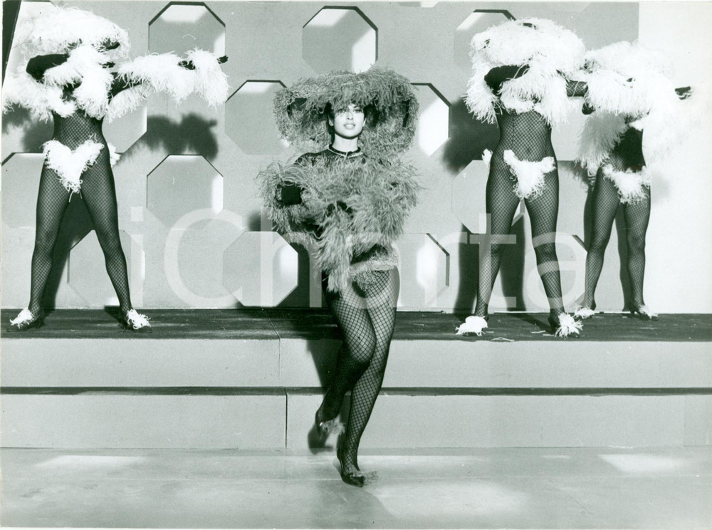 Fotografia d epoca originale 1965 2 + 5 MISSIONE HYDRA Leontine MAY Carosello sali da bagno Foto di scena 1