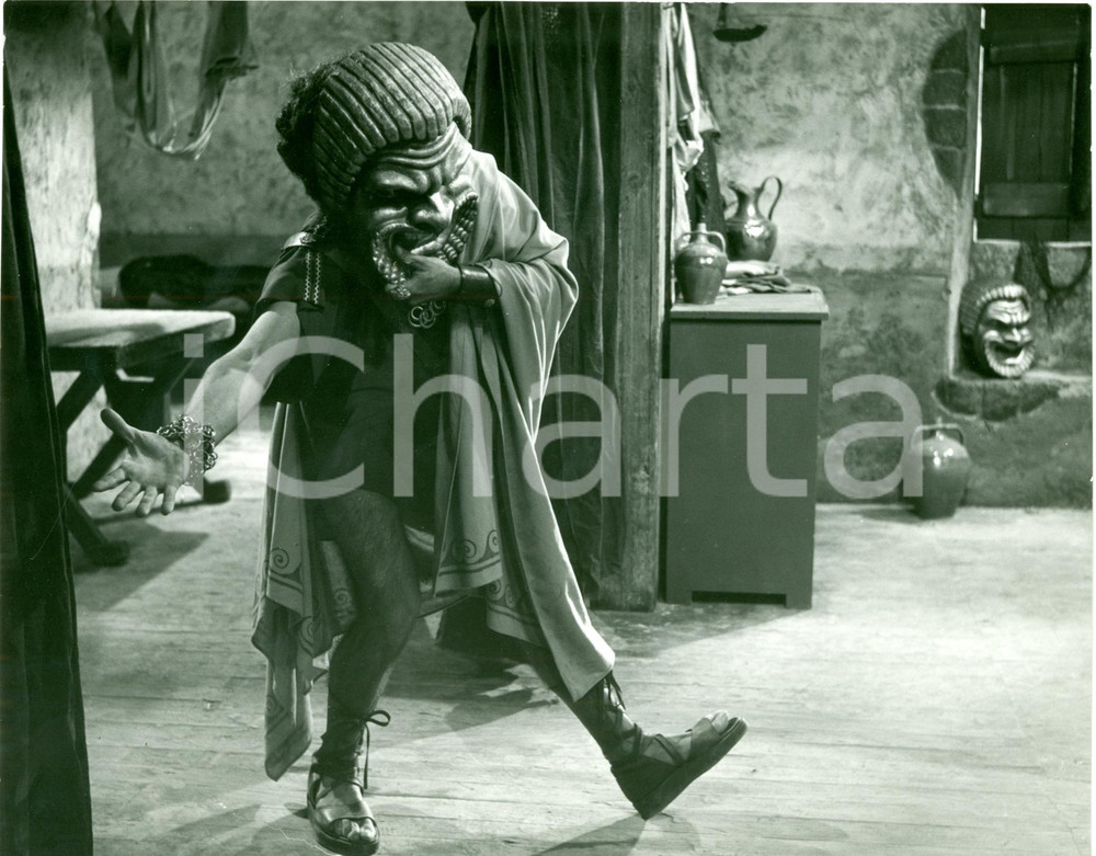 Fotografia d epoca originale 1960 L ASSEDIO DI SIRACUSA Enrico Maria SALERNO maschera da satiro Foto scena 1