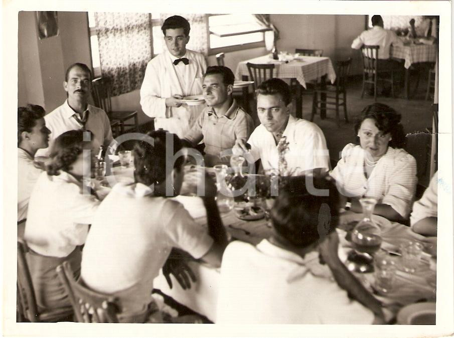Fotografia d epoca originale 1952 LA REGINA DI SABA Troupe in pausa pranzo NUCCORINI Foto dal set 1