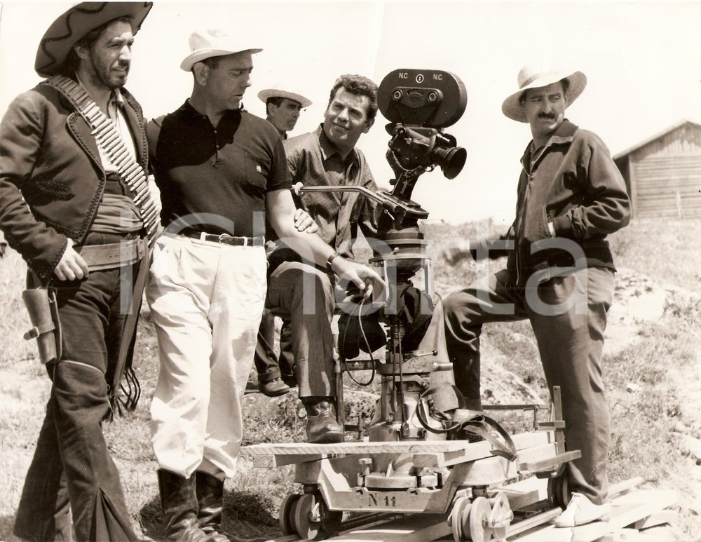 Fotografia d epoca originale 1970 LA BELVA Troupe al lavoro sul set NUCCORINI dirige figurante Fotografia 1