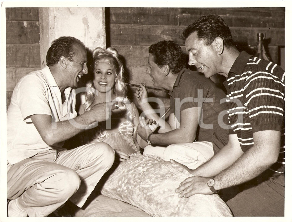 Fotografia d epoca originale 1955 circa SIRENA ammalia la troupe CINECITTA  Piero NUCCORINI Foto dal set 1
