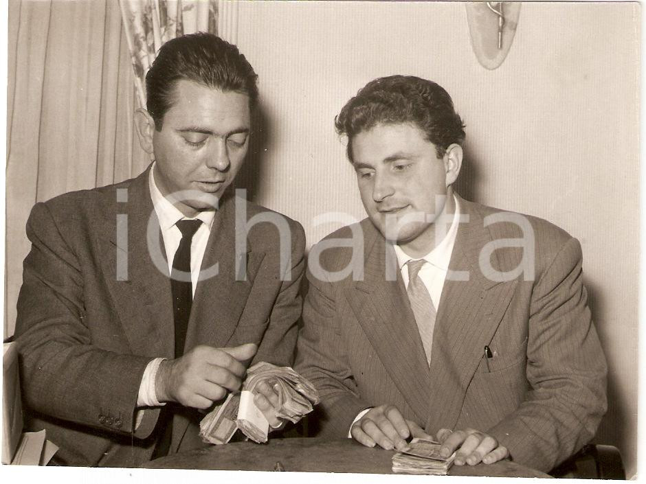 Fotografia d epoca originale 1955 RACCONTI ROMANI Piero NUCCORINI paga FIGURANTE Foto dal set 1