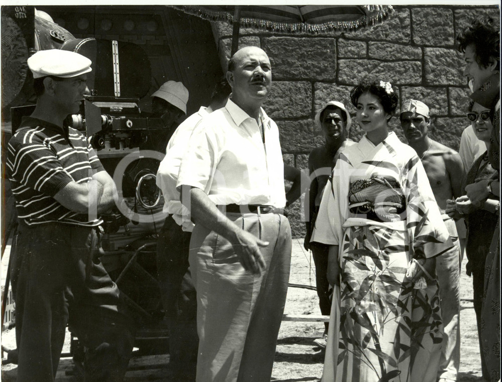 Fotografia d epoca originale 1950 ca CINECITTA  Attrice costume giapponese visita Pietro FRANCISCI Foto set 1