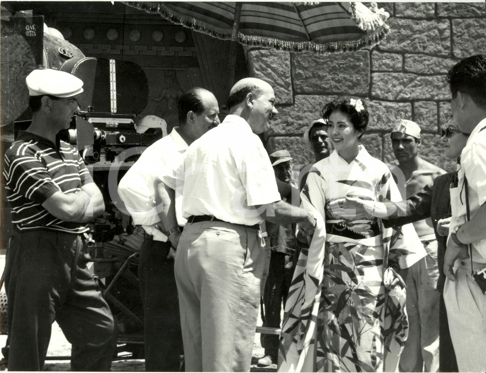 Fotografia d epoca originale 1950 ca CINECITTA  Attrice costume giapponese visita Pietro FRANCISCI Foto set 1