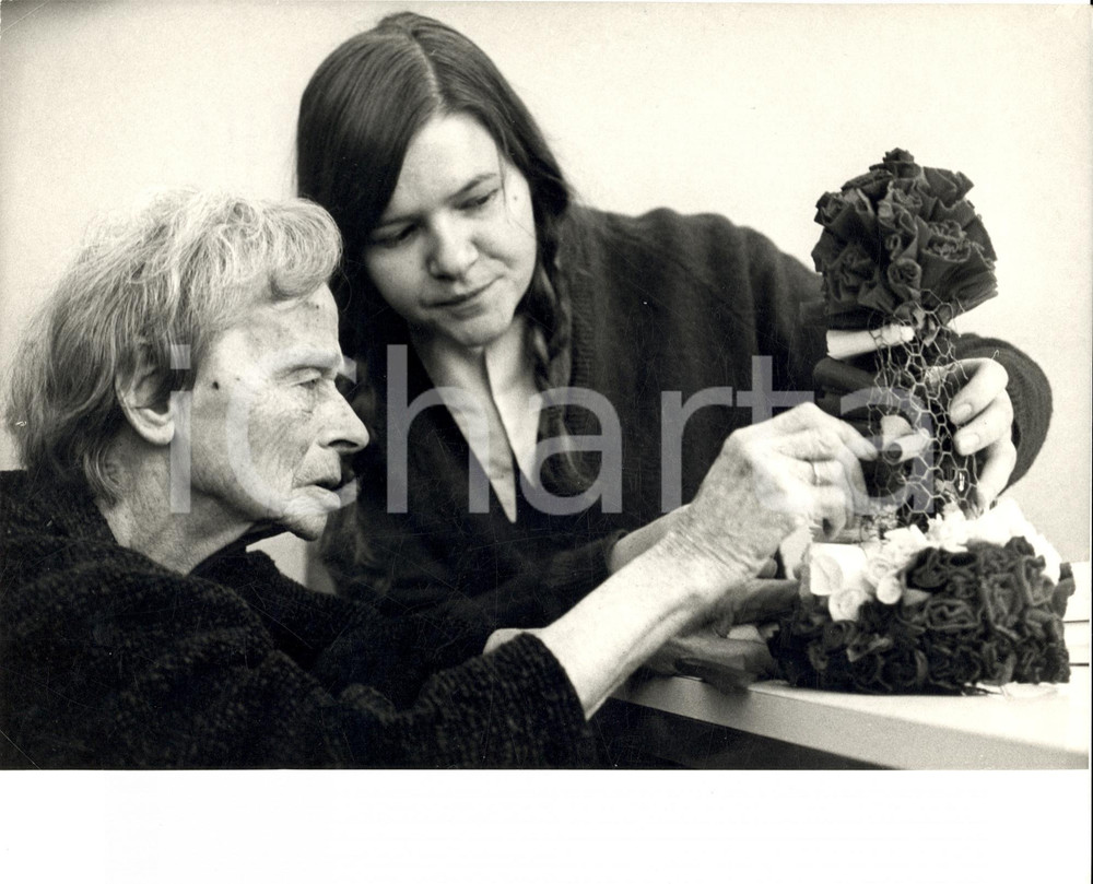 Fotografia d epoca originale 1980 ca AMSTERDAM NE Old lady making a papertree in an hospice GERIATRICS 1
