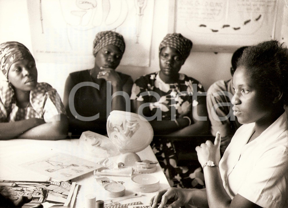 Fotografia d epoca originale 1980 UGANDA Educatrice sanitaria spiega contraccezione WHO Photo by SCHWAB 1