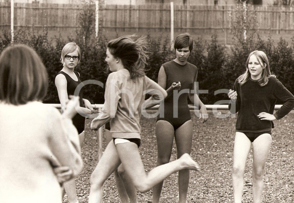 Fotografia d epoca originale 1980 ca SWEDEN Swedish girls training bodies at school WHO photo General sports 1