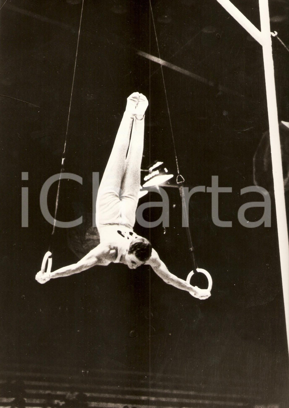 Fotografia d epoca originale 1980 ca EX URSS Victor LEONTIEV gymnastics champion displays his form WHO Sports 1