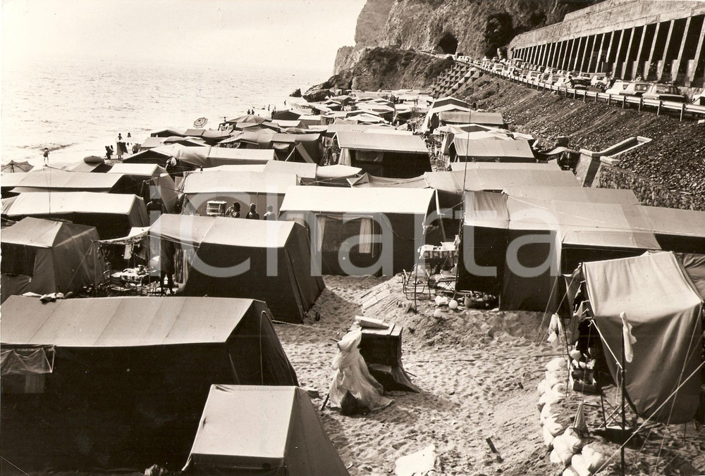 Fotografia d epoca originale 1980 WHO PHOTO LIGURIA ? Campeggi italiani diventano bidonvilles Foto 1