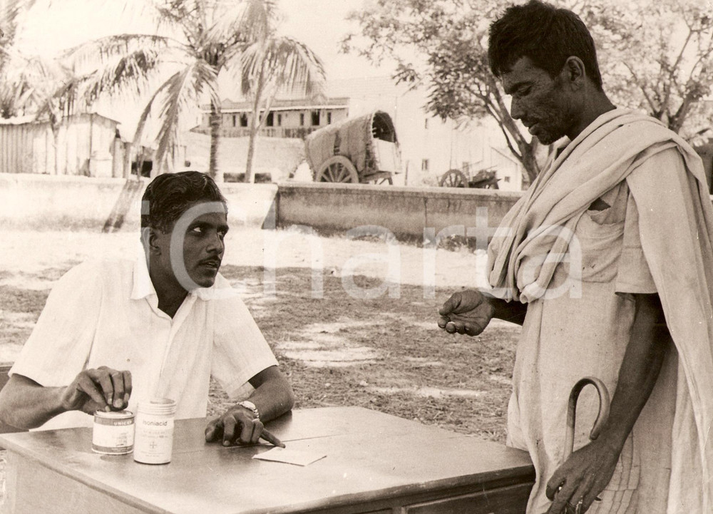 Fotografia d epoca originale 1980 ca INDIA Two million Indians with TUBERCOLOSIS Photo WHO General sports 1
