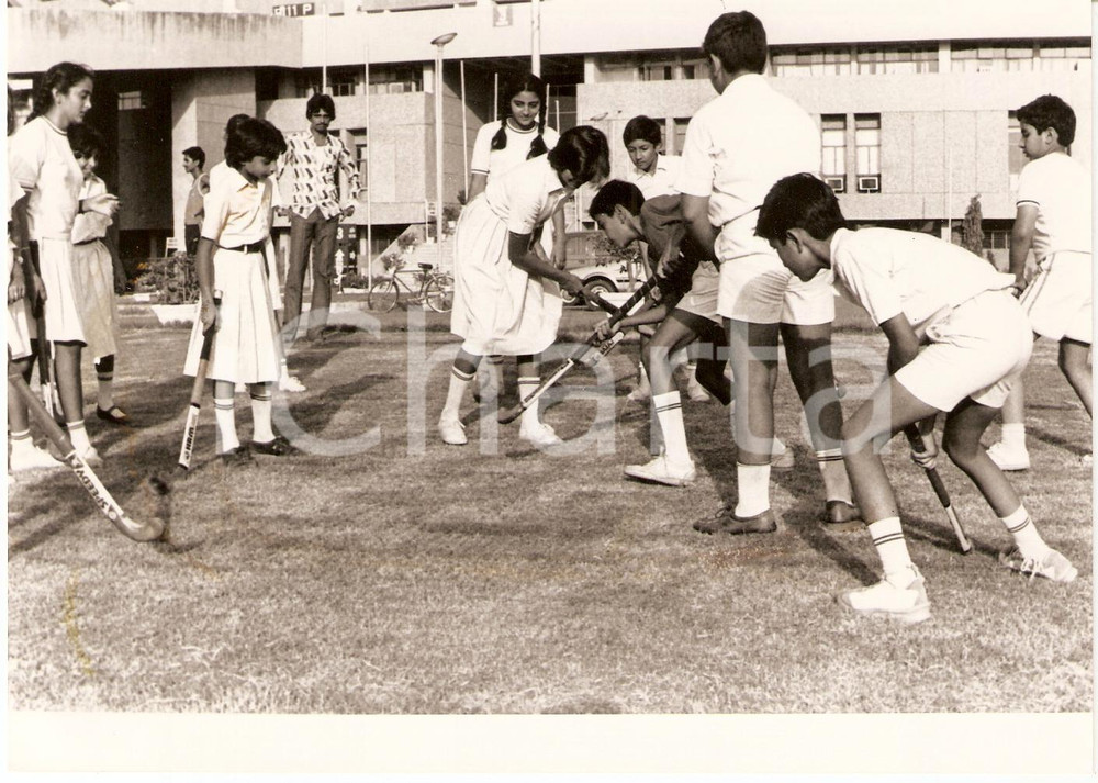 Fotografia d epoca originale 1986 INDIA Children playing hockey at school WHO photo GENERAL SPORTS 1