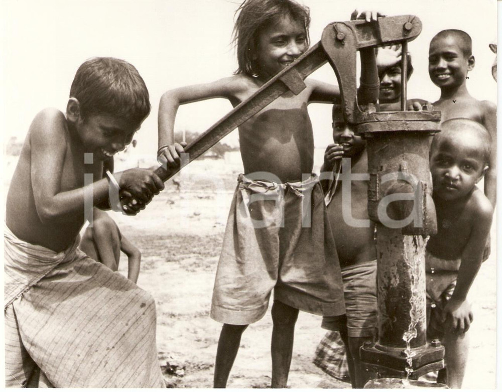 Fotografia d epoca originale 1984 BANGLADESH Use of clean water avoid infections WHO photo 1