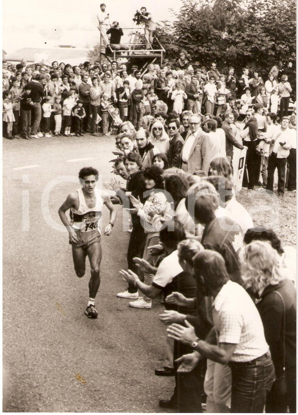 Fotografia d epoca originale 1986 WHO PHOTO Longdistance running maintain physical wellbeing GENERAL SPORTS 1