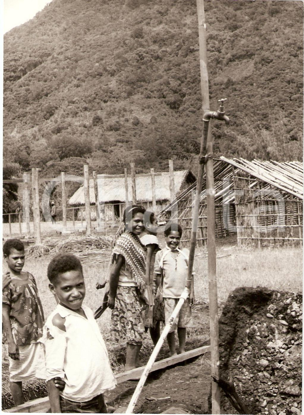 Fotografia d epoca originale 1981 PAPUA NEW GUINEA Wellness brought to villages by latrines and water taps 1