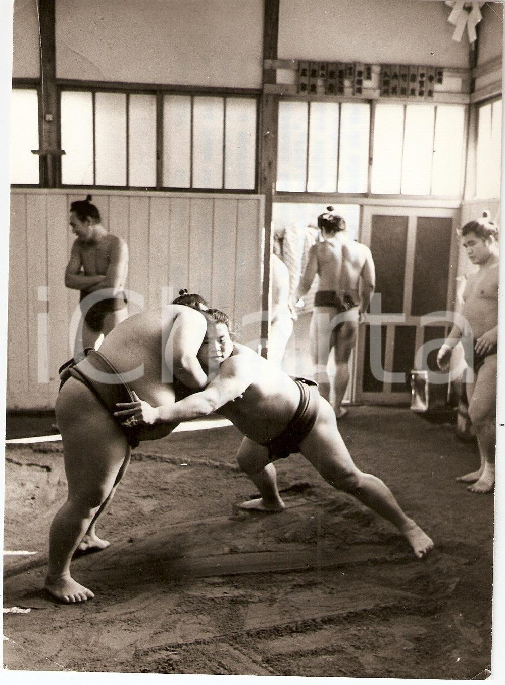 Fotografia d epoca originale 1978 WHO PHOTO Alimentazione dei lottatori di SUMO Fotografia Eric SCHWAB 1