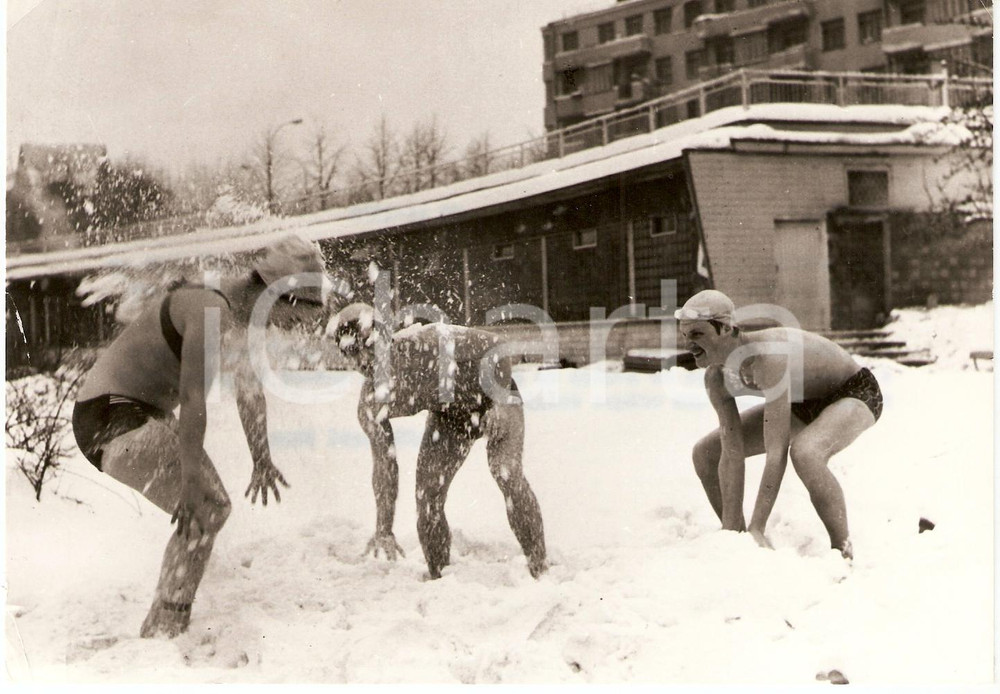 Fotografia d epoca originale 1978 ARCTIC CIRCLE Soviet boys at a snowball fight before an iceswim WHO photo 1