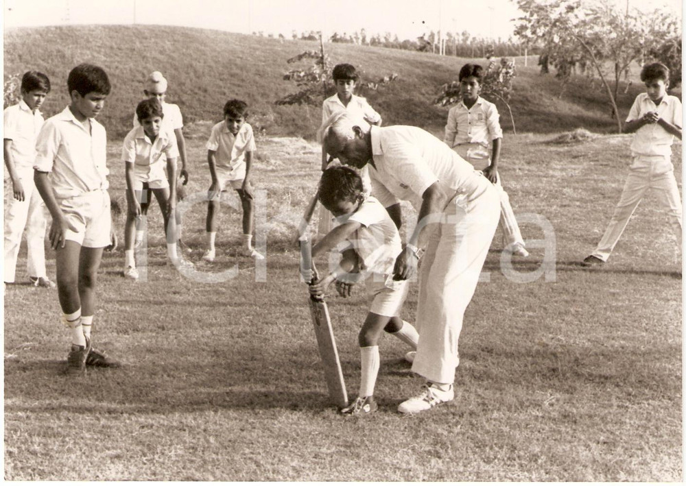 Fotografia d epoca originale 1986 INDIA Children learn to play cricket WHO Photo J. Tuli 1