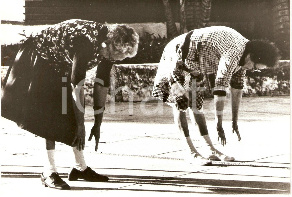 Fotografia d epoca originale 1991 CUBA Physical jerks help against OSTEOPOROSIS Photo WHO Taylor GERIATRICS 1