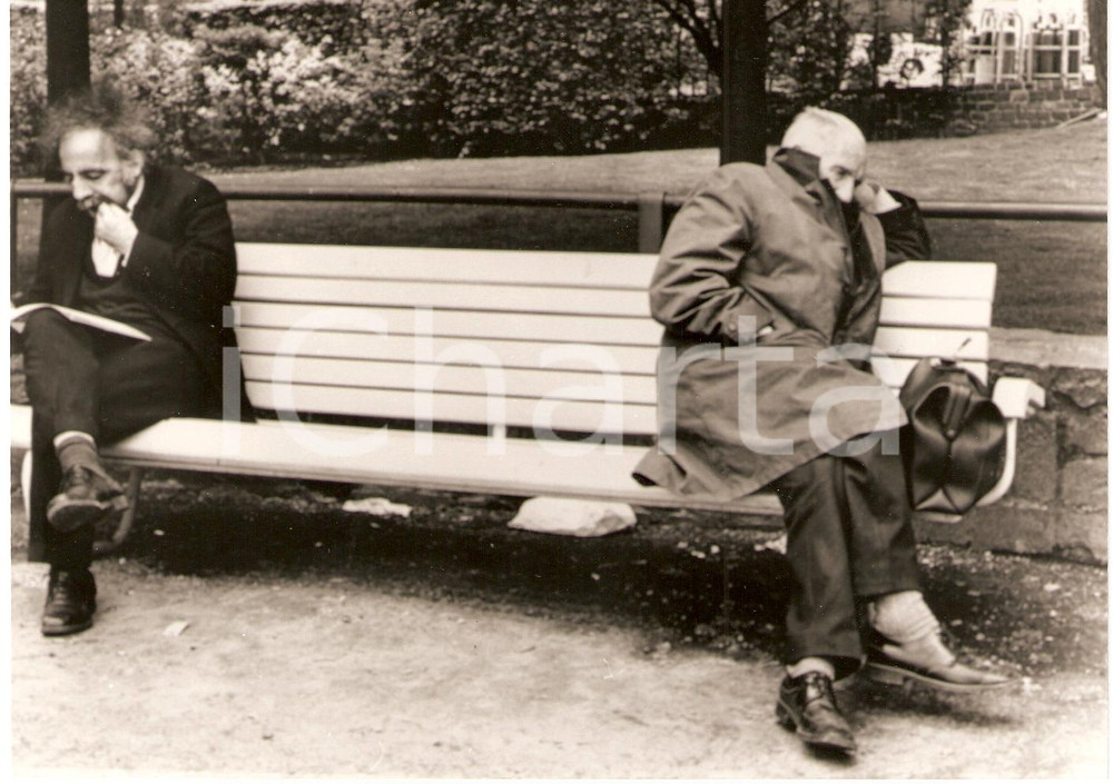 Fotografia d epoca originale 1988 WHO PHOTO Geriatrici Solitudine anziani porta a morte precoce ZAFAR fotog 1