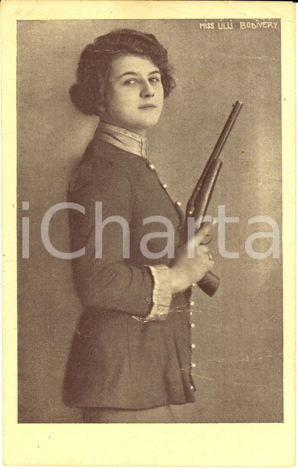 Cartolina originale da collezione 1930 ca Ritratto LILLY BODIVERY pistolera in divisa Cartolina FP NV 1