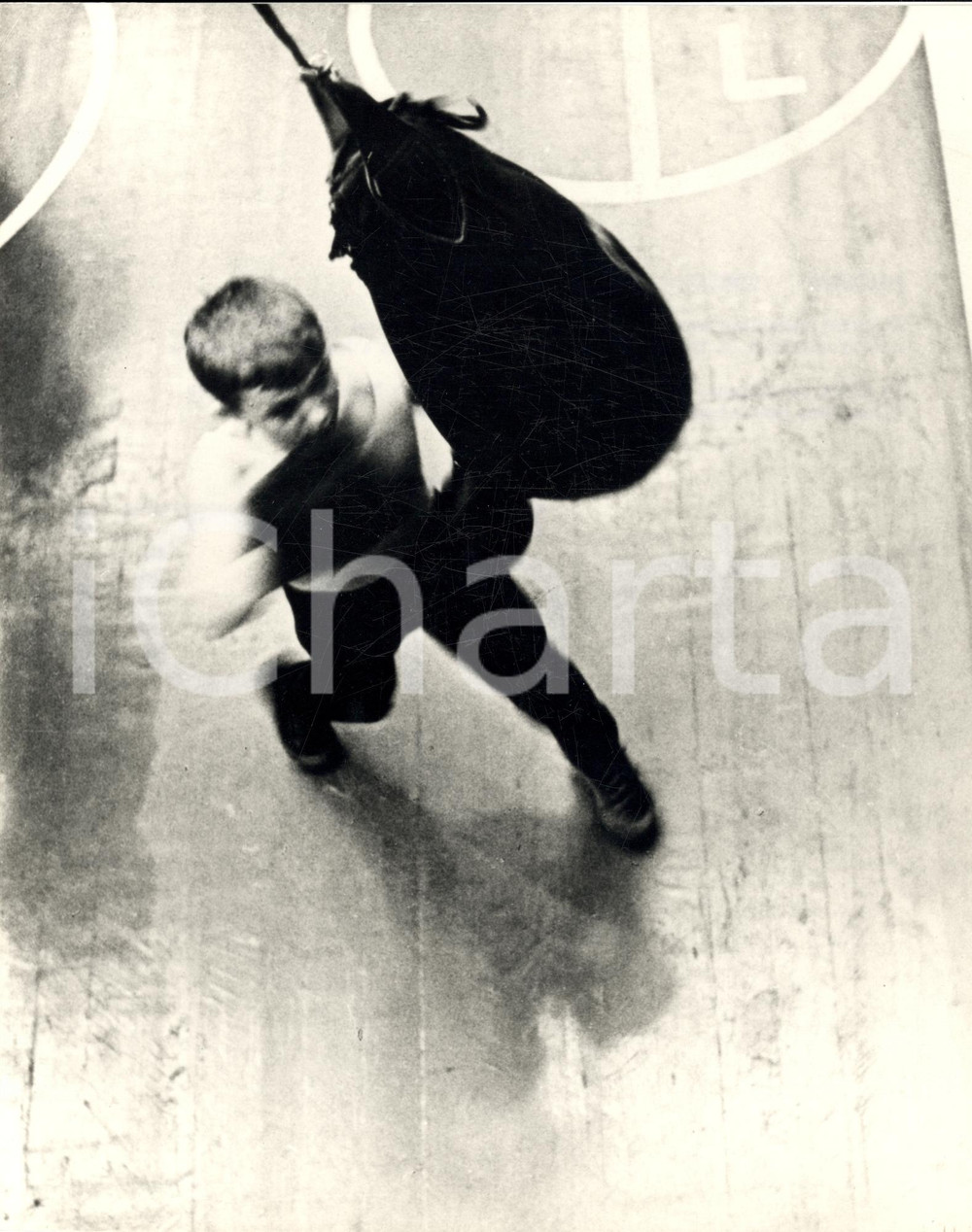 Fotografia d epoca originale 1980 ca URSS Programmi atletici Studente al punching ball Foto WHO Novosti 1