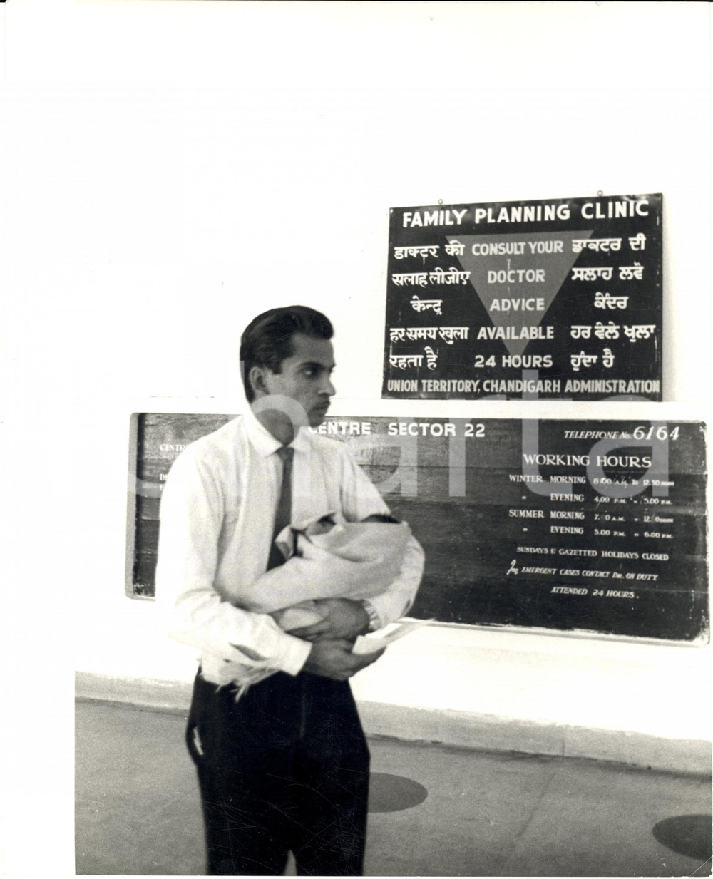 Fotografia d epoca originale 1980 ca CHANDIGARH INDIA Controllo nascite riguarda anche padri WHO Foto SCHWAB 1