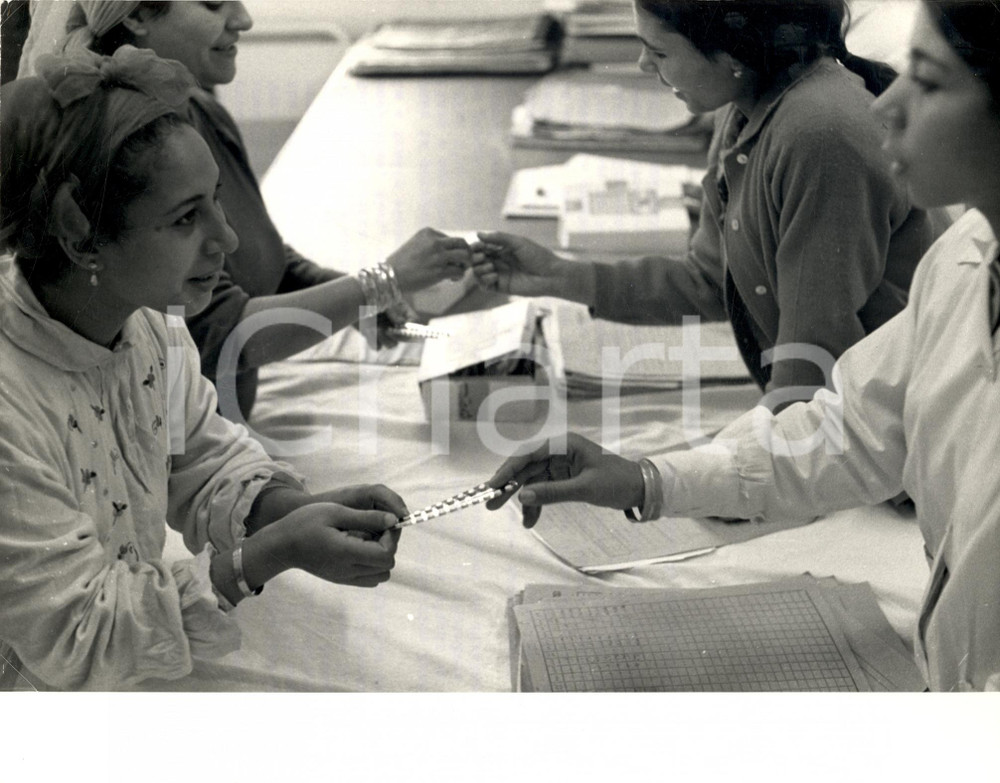 Fotografia d epoca originale 1980 EGITTO Donne al consultorio controllo nascite Foto WHO Monique JACOT 1