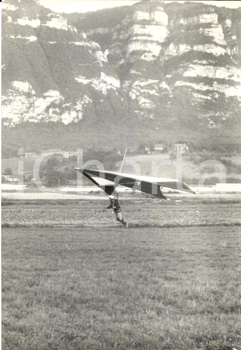 Fotografia d epoca originale 1978 WHO PHOTO Hangglider landing on the lake GENERAL SPORTS 1