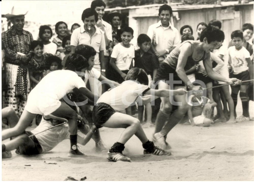 Fotografia d epoca originale 1986 GUATEMALA Keeping fit in childhood Tugofwar WHO photo 1