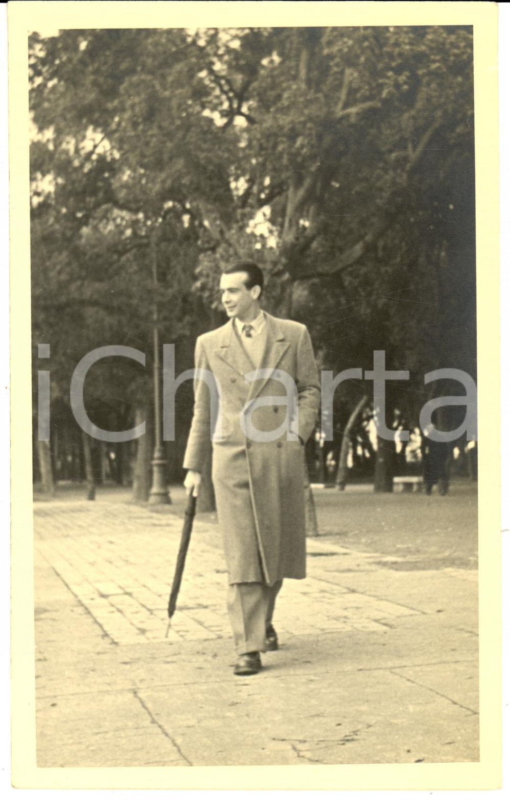 Fotografia d epoca originale 1952 NAPOLI Renato CARACCIOLO passeggia al parco Fotocartolina 1