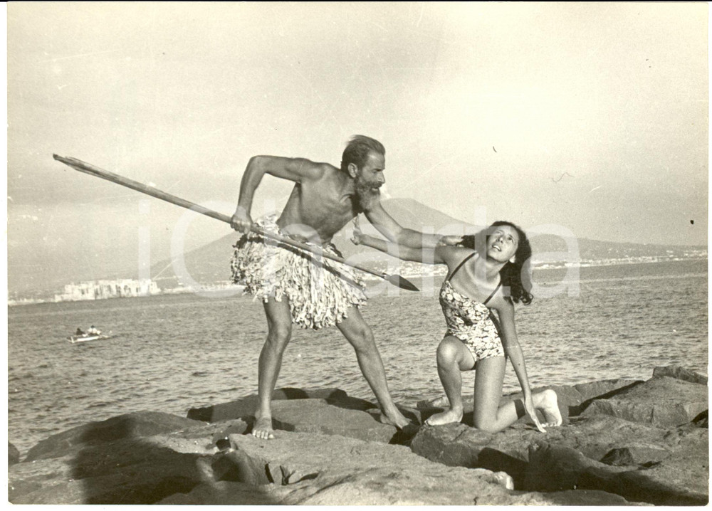 Fotografia d epoca originale 1955 ca NAPOLI Renato D AYALA VALVA  The raped  Scena tribale Fotografia 1