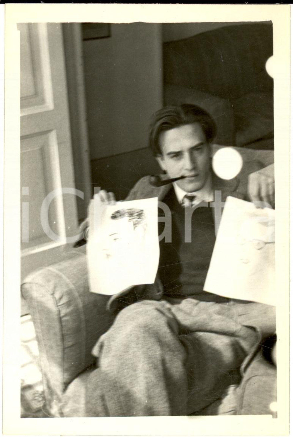 Fotografia d epoca originale 1952 NAPOLI Artista Francesco Alberto CARACCIOLO mostra i suoi disegni Foto 1