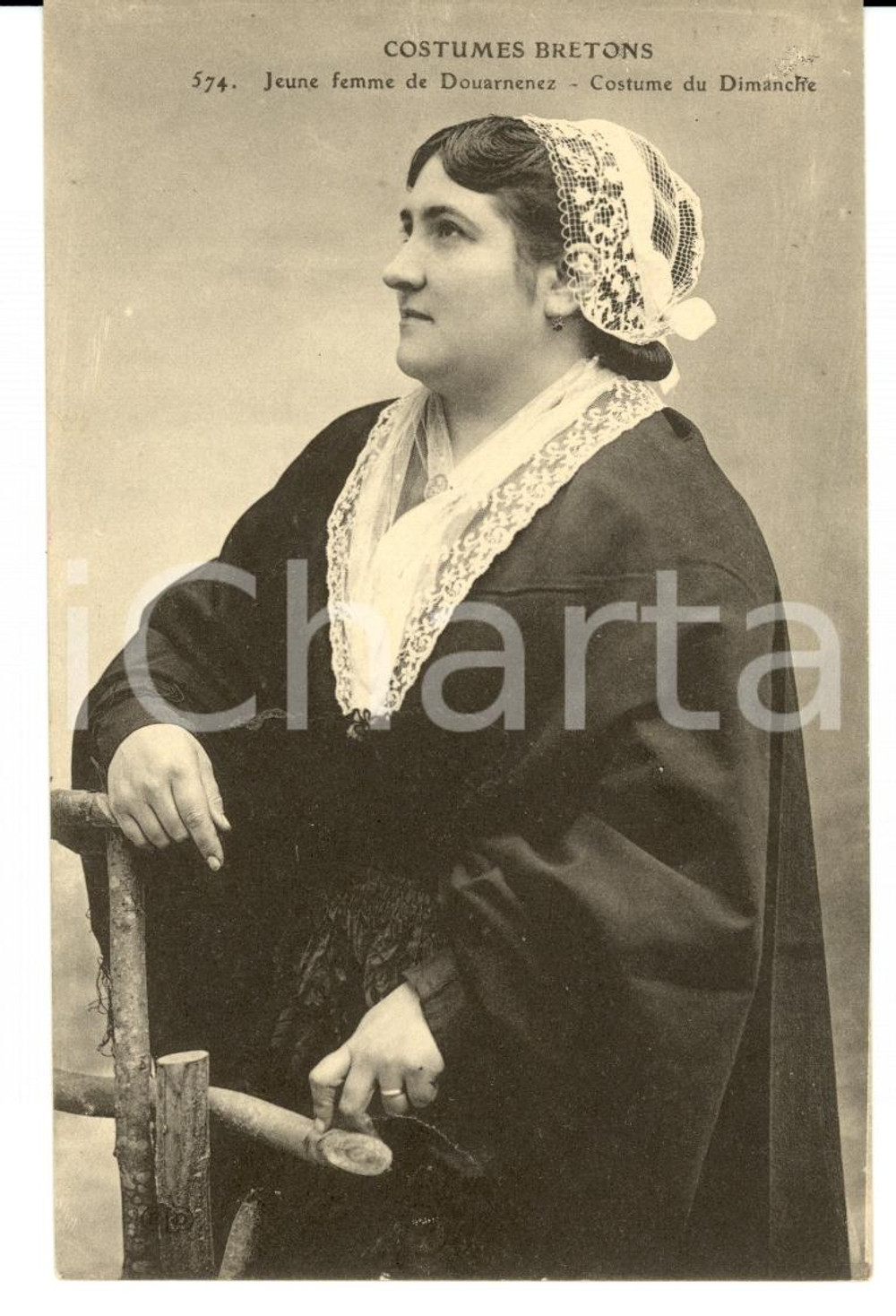 Cartolina originale da collezione 1900 DOUARNENEZ F COSTUMES BRETONS Jeune femme  Costume du dimanche FP NV 1