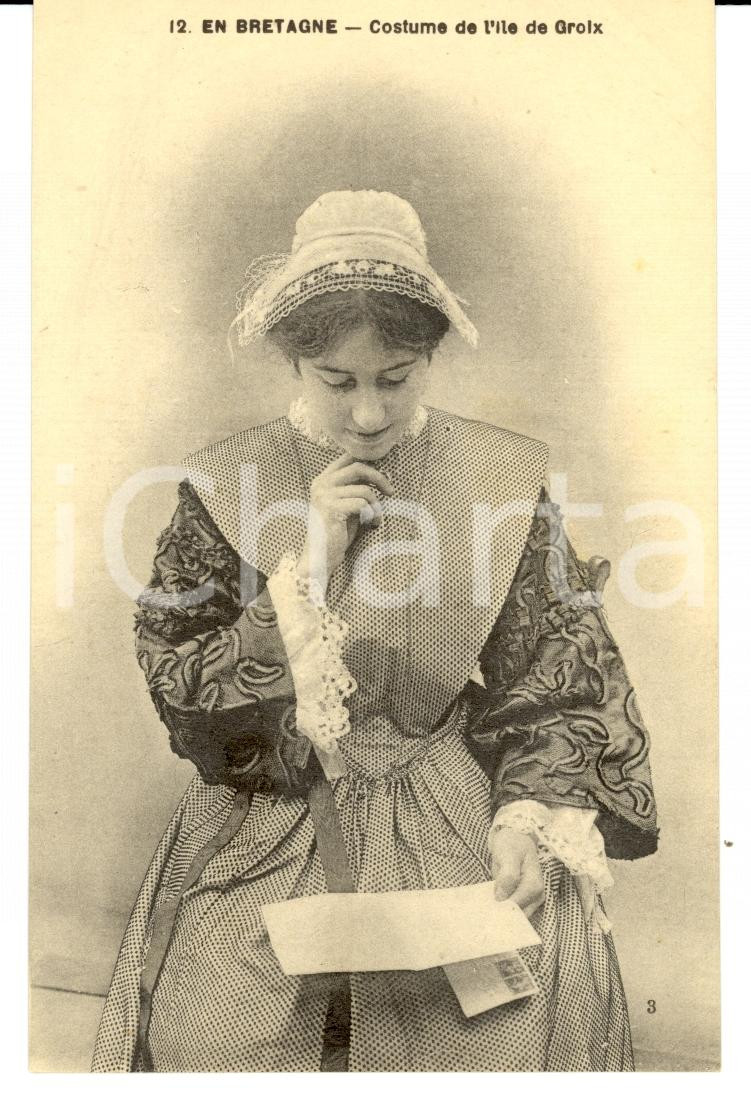 Cartolina originale da collezione 1900 ILE DE GROIX F COSTUMES BRETONS Femme qui lit FP NV 1