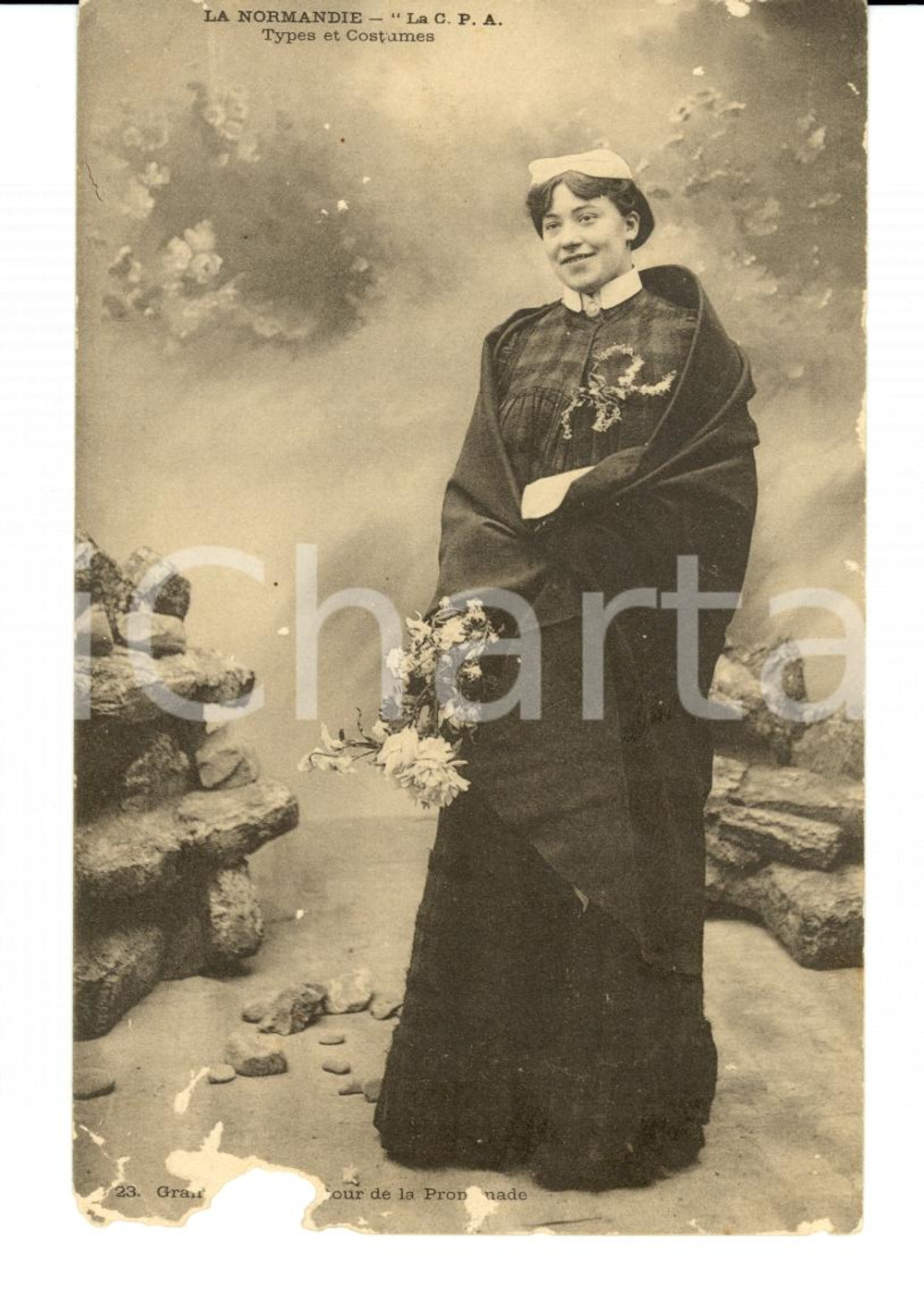 Cartolina originale da collezione 1905 COSTUMES NORMANDIE France  Femme en promenade FP NV  danneggiata 1
