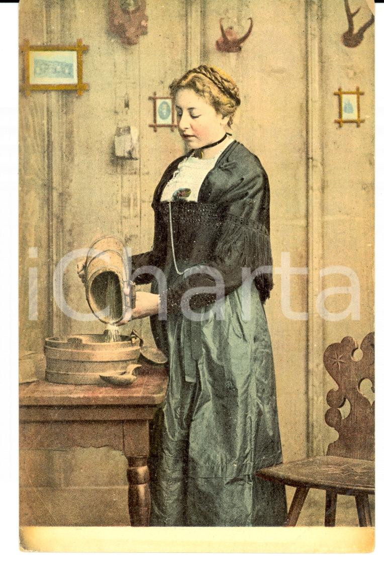 Cartolina originale da collezione 1920 ca COSTUMES FRANCAIS  Paysanne verse de l eau FP NV 1