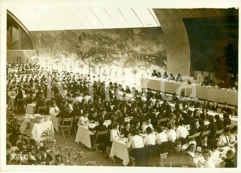 Fotografia d epoca originale 1939 ROMA Achille STARACE a colazione con 70.000 donne fasciste per sfilata FOTO 1