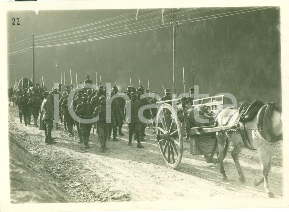 Fotografia d epoca originale 1918 GORIZIA WWI Fanteria italiana in marcia con carri rifornimento FOTOGRAFIA 1