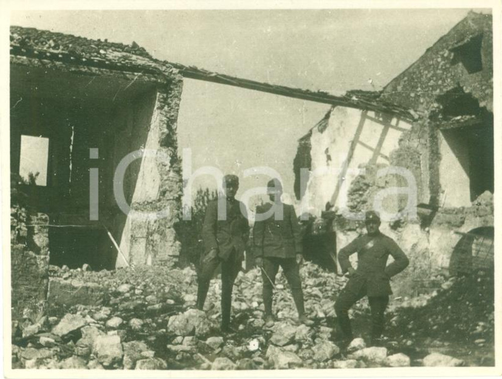 Fotografia d epoca originale 1917 SAN PIER D ISONZO GO WWI Ufficiali fanteria tra rovine del paese FOTO 1