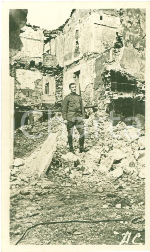 Fotografia d epoca originale 1917 FOGLIANO REDIPUGLIA GO WWI Ufficiale Fanteria tra rovine POLAZZO Foto 1
