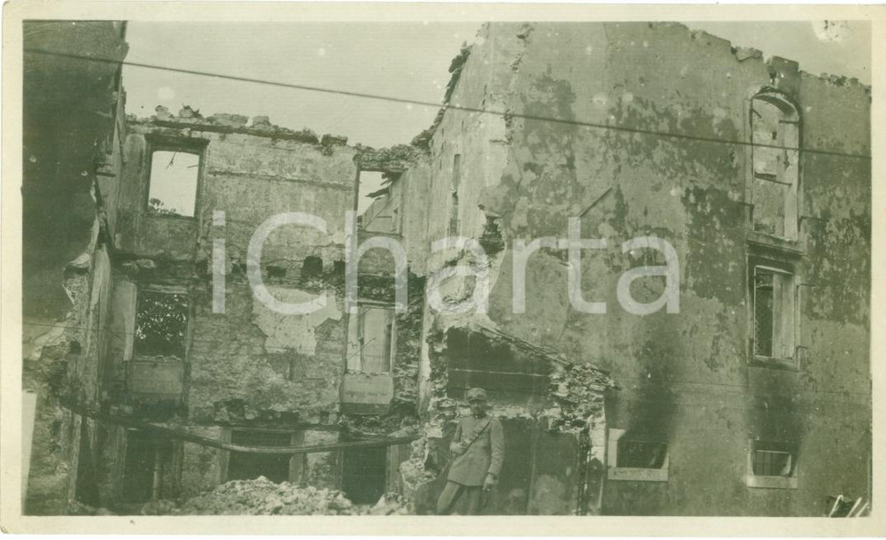 Fotografia d epoca originale 1917 FOGLIANO REDIPUGLIA GO WWI Ufficiale fanteria tra macerie POLAZZO Foto 1