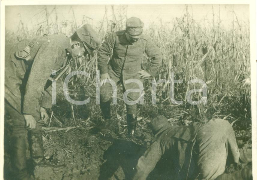 Fotografia d epoca originale 1917 FOGLIANO REDIPUGLIA GO WWI Ufficiali fanteria esaminano effetti esplosione 1
