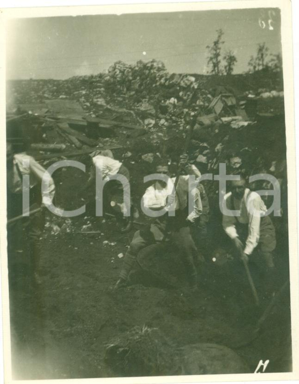 Fotografia d epoca originale 1917 FRONTE DEL PIAVE WWI Subalterni scavano trincea Fotografia 1