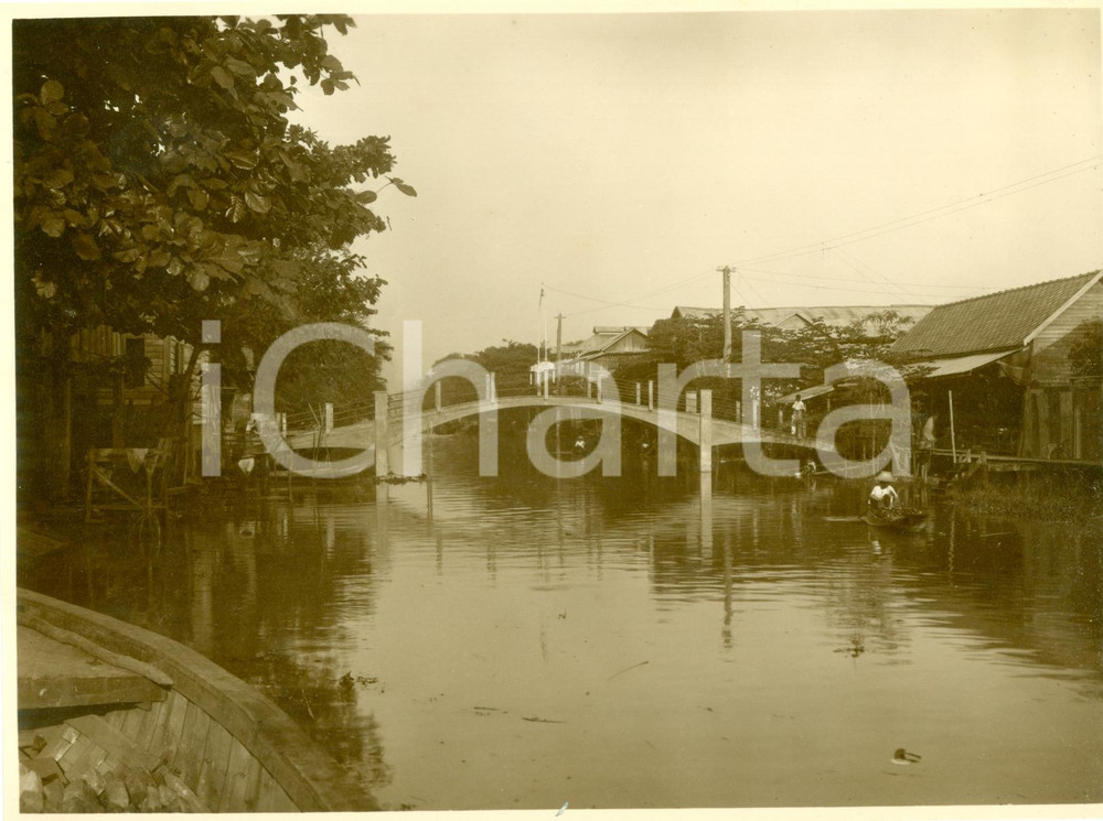 Fotografia d epoca originale 1925 ca BANGKOK THAILANDIA Barchette indigene attraversano fiume villaggio 1