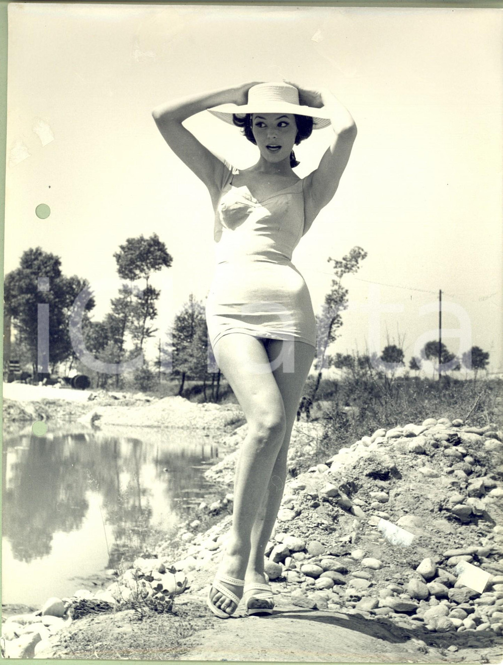 Fotografia d epoca originale 1960 ca STORIA DELLA MODA Modella posa in costume lungo uno stagno Foto 1